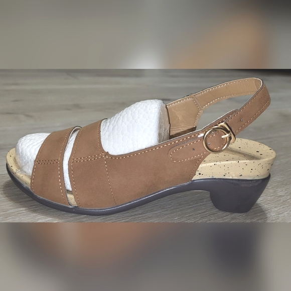 👡Macy's Brown Open Toe Wedges w/gold buckle **BUY 1 GET 1** - Picture 3 of 10